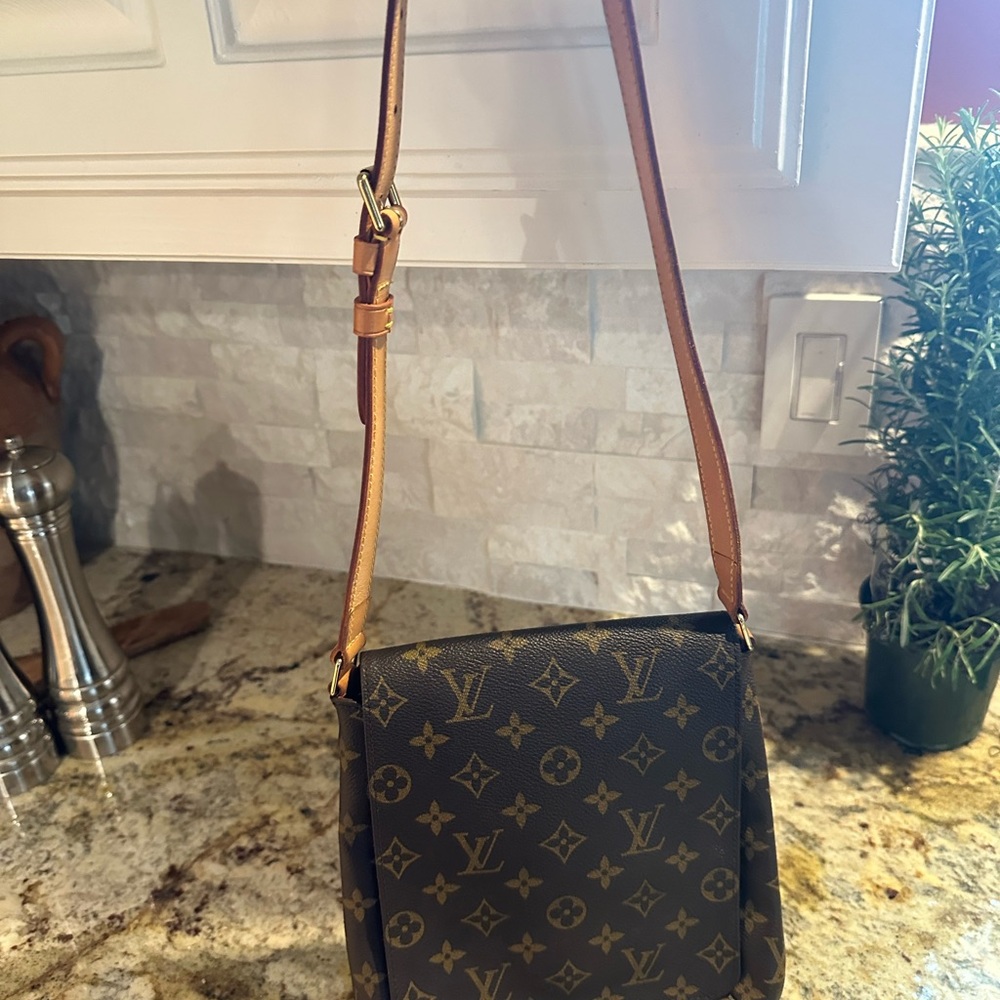 Auth Louis Vuitton Musette Salsa, ex cond10” tall x 9” wide, overall length 22” - Picture 3 of 7